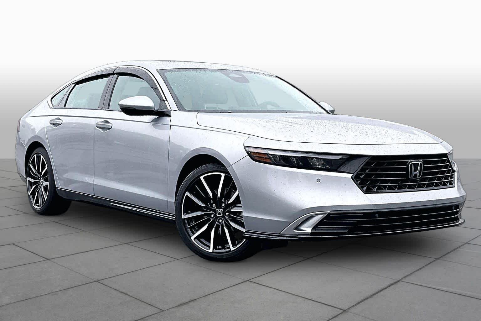 Used 2025 Solar Silver Metallic Honda Touring image 3