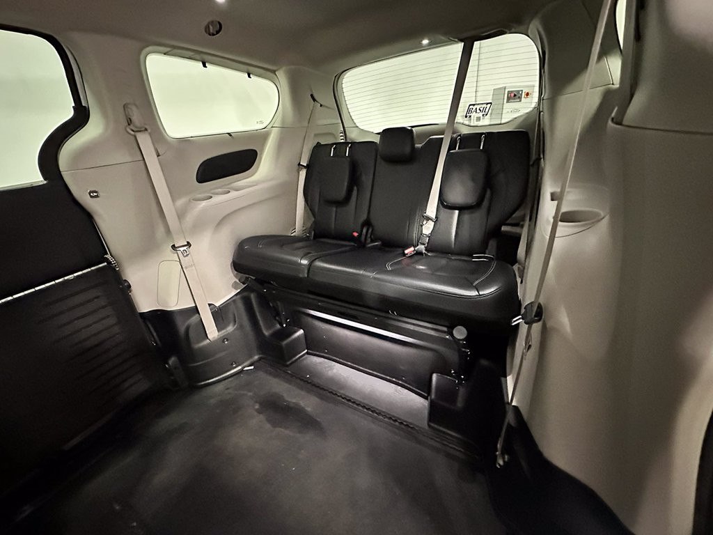 Used 2022 White Chrysler Wheelchair Accessible-Touring L image 17