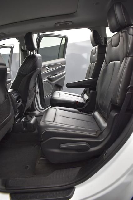 Used 2023 White/off-white Jeep Limited image 10