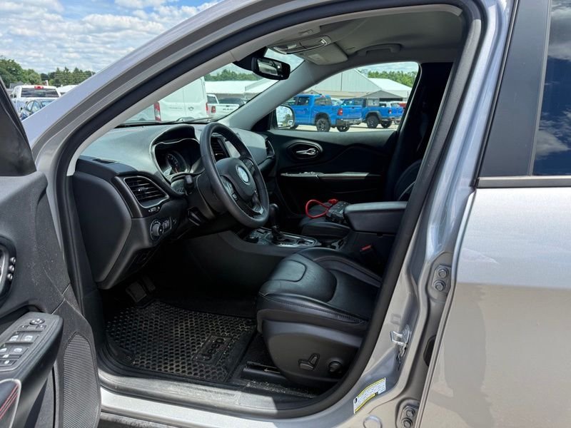 Used 2022 Silver Jeep Trailhawk image 10