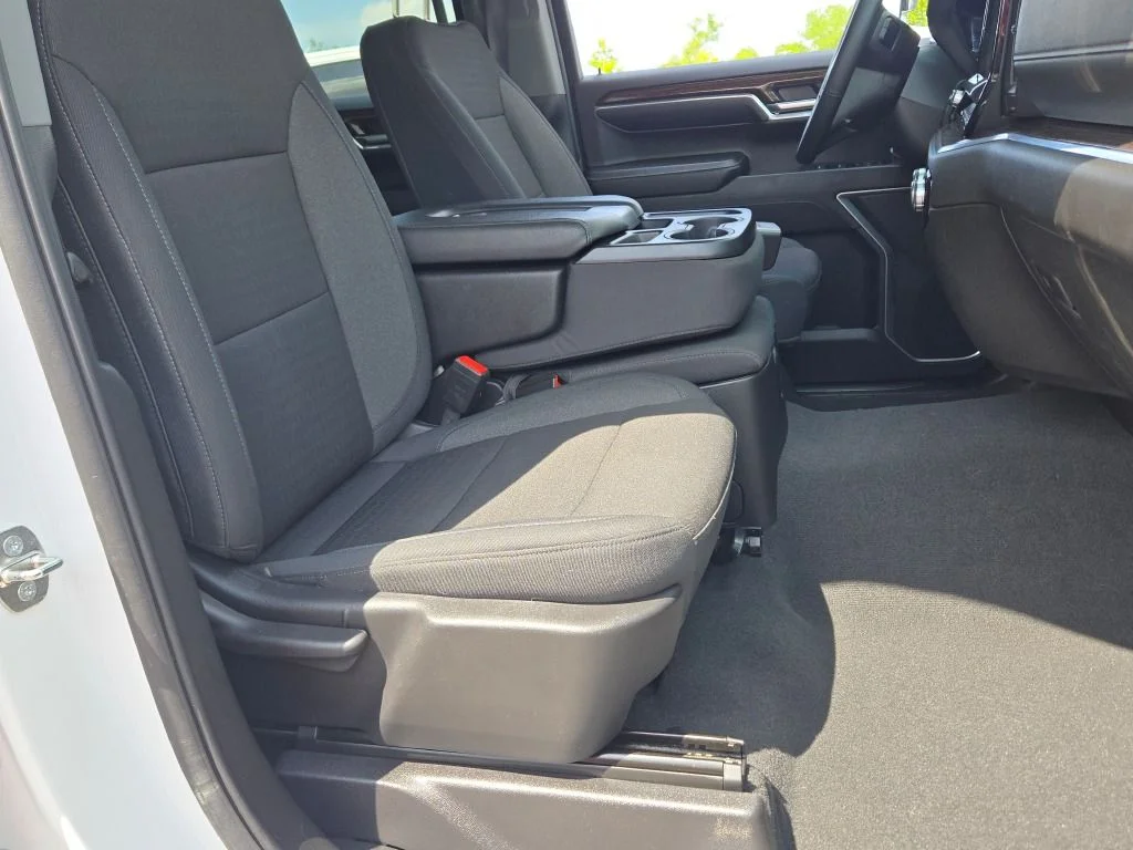 Used 2024 White GMC Elevation image 7