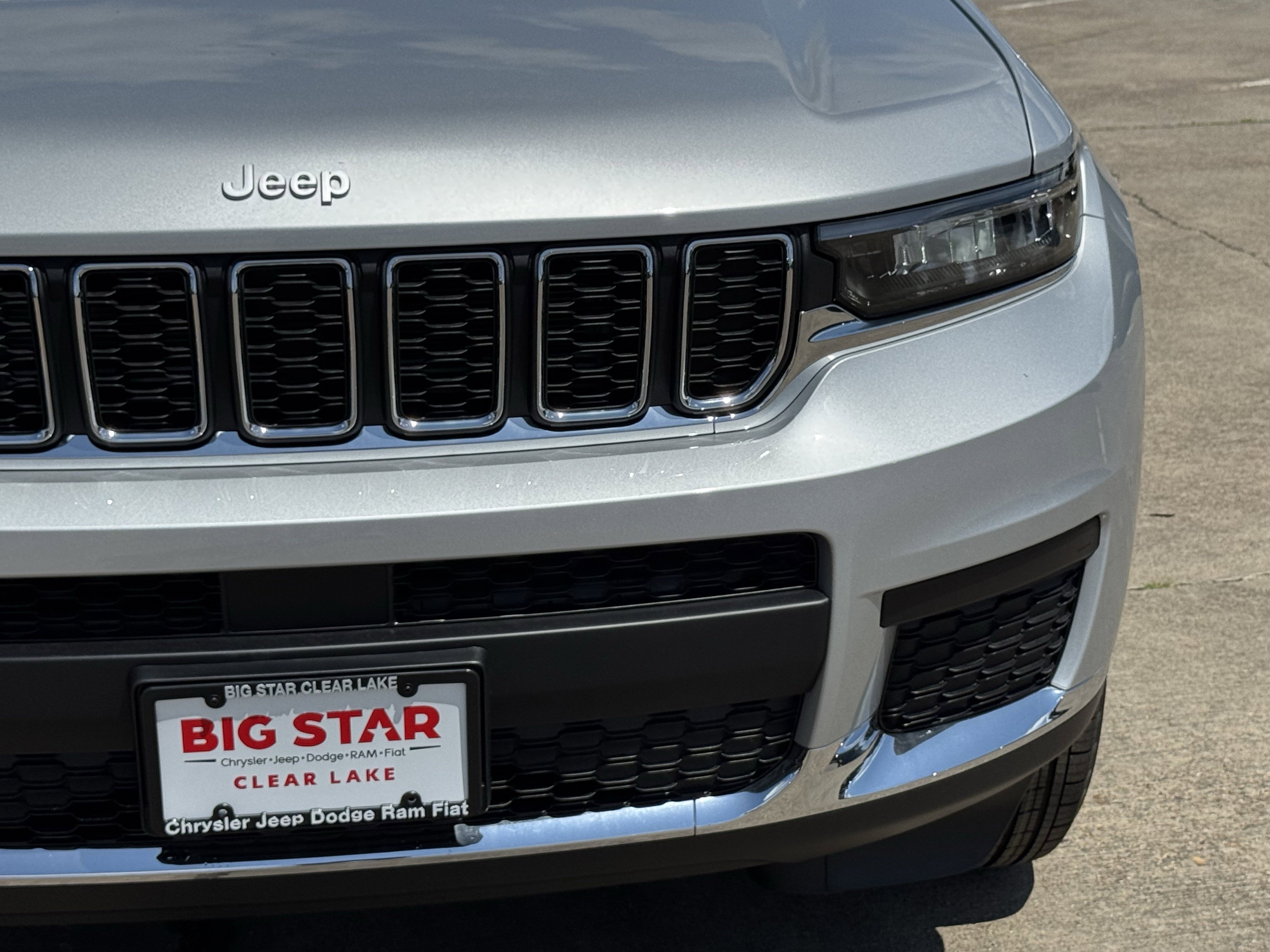 New 2026 Silver Zynith Exterior Paint Jeep Laredo image 4