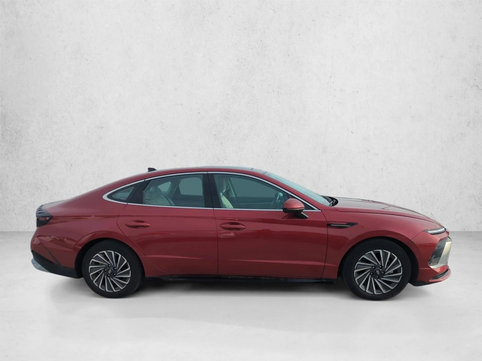 Used 2024 Ultimate Red Hyundai Limited image 4