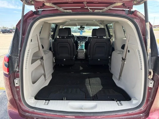 Used 2023 Velvet Red Pearlcoat Chrysler Touring L image 9