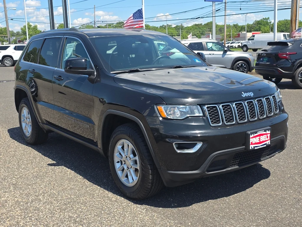 Used 2018 Diamond Black Crystal Pearlcoat Jeep Laredo E image 9