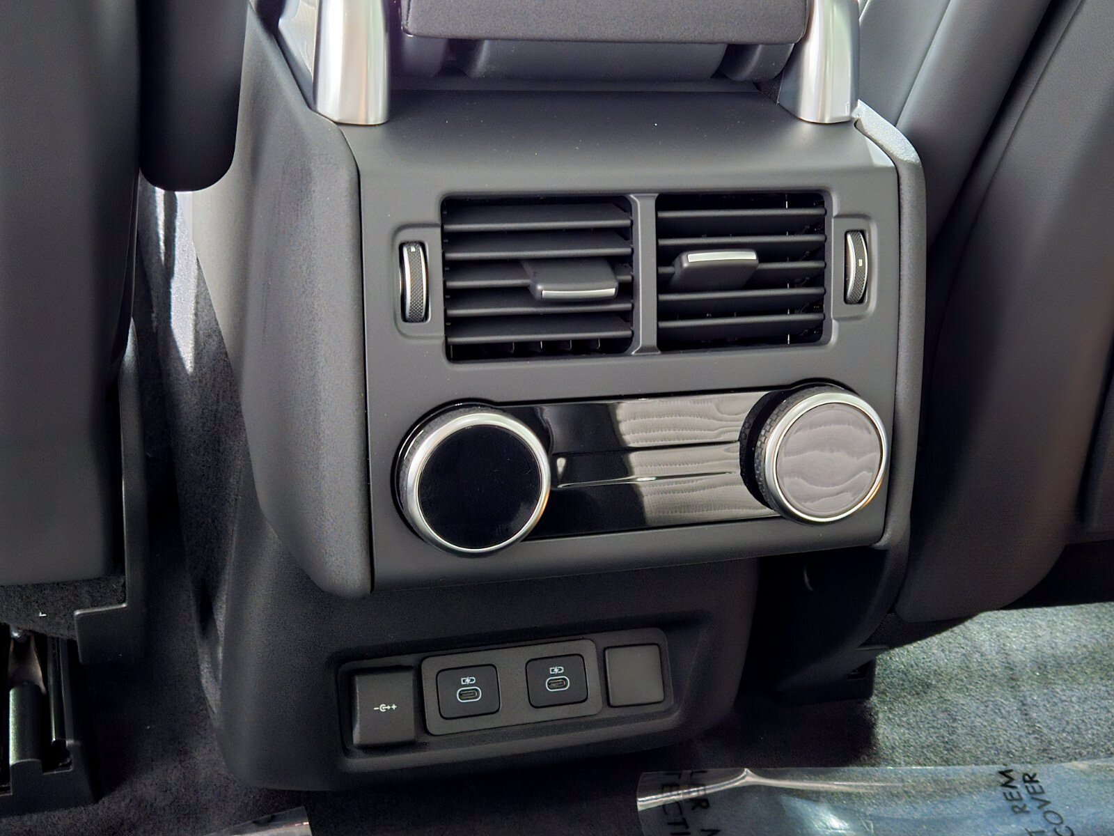 New 2026 Santorini Black Land Rover Dynamic SE image 14