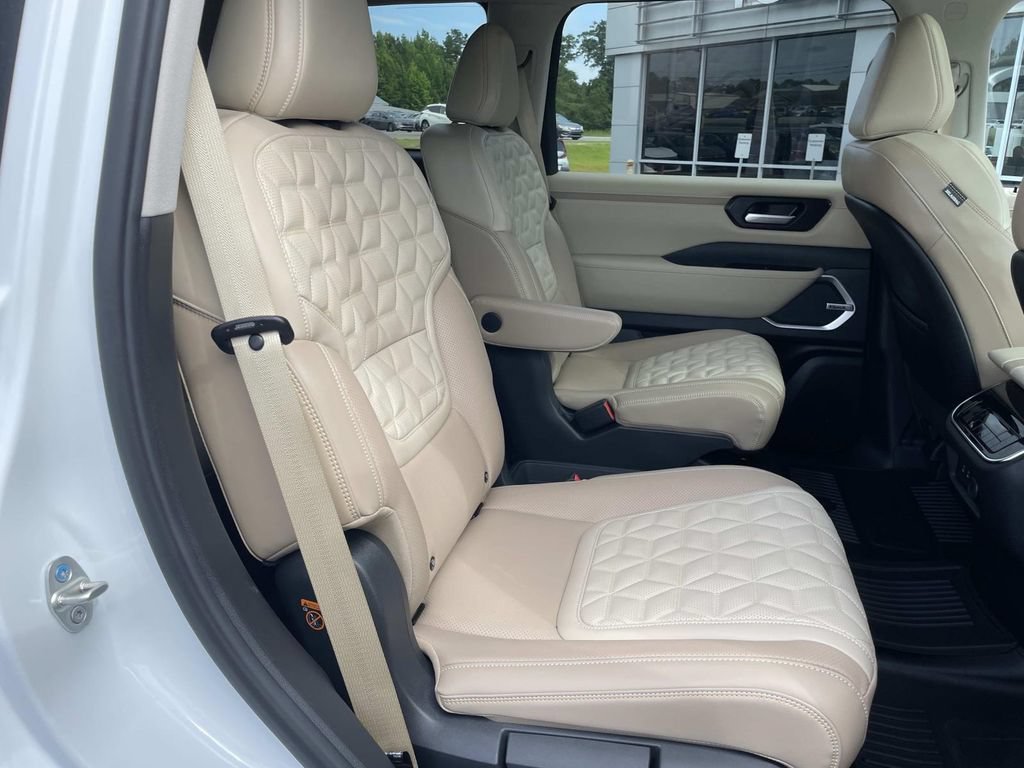 New 2026 Everest White TriCoat / Super Black Two-tone Nissan Platinum Reserve image 15