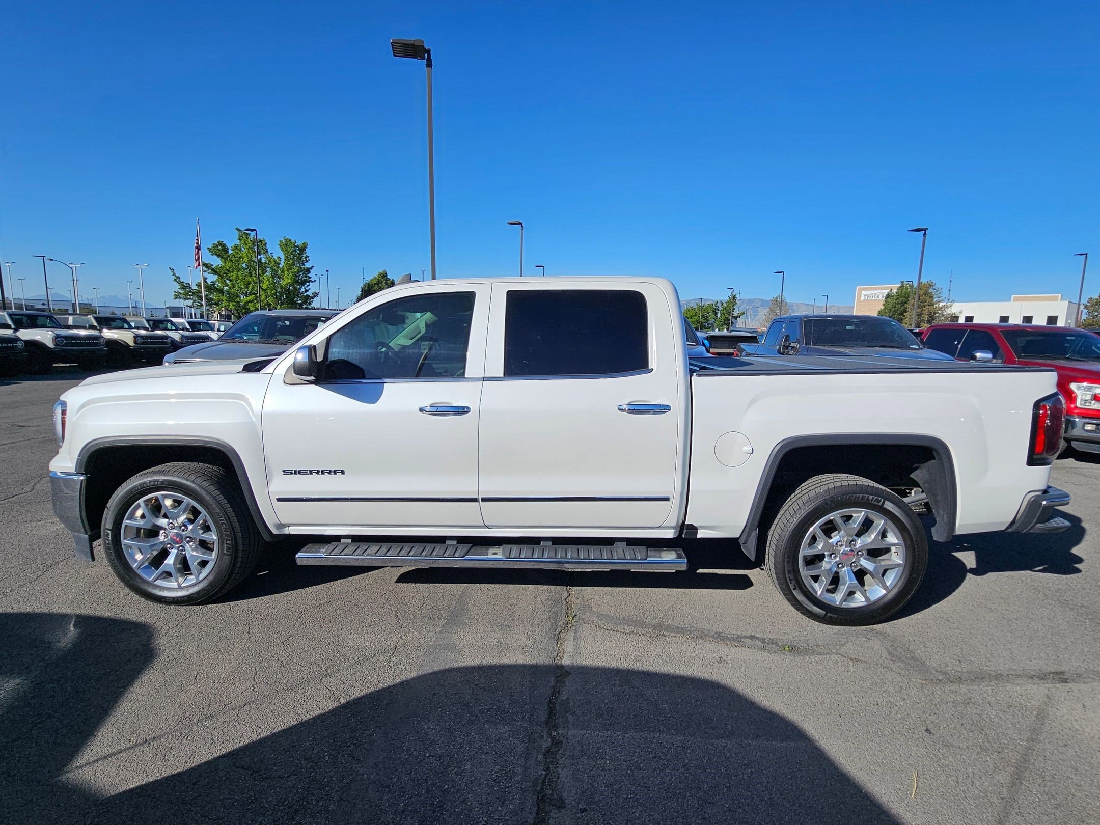 Used 2018 White Frost Tricoat GMC SLT image 7