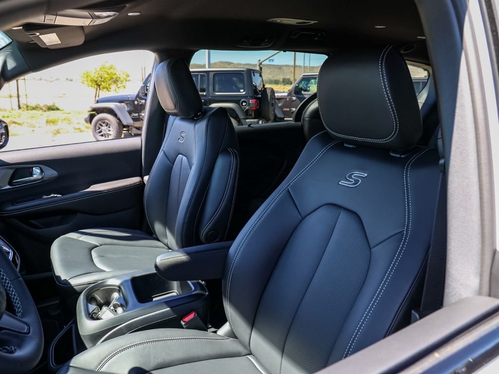 New 2026 Bright White Clear-Coat Exterior Paint Chrysler Select image 14