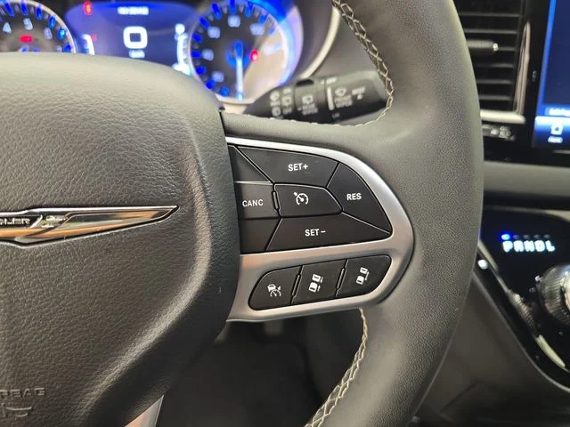 Used 2025 Ceramic Gray Clearcoat Chrysler Select image 31