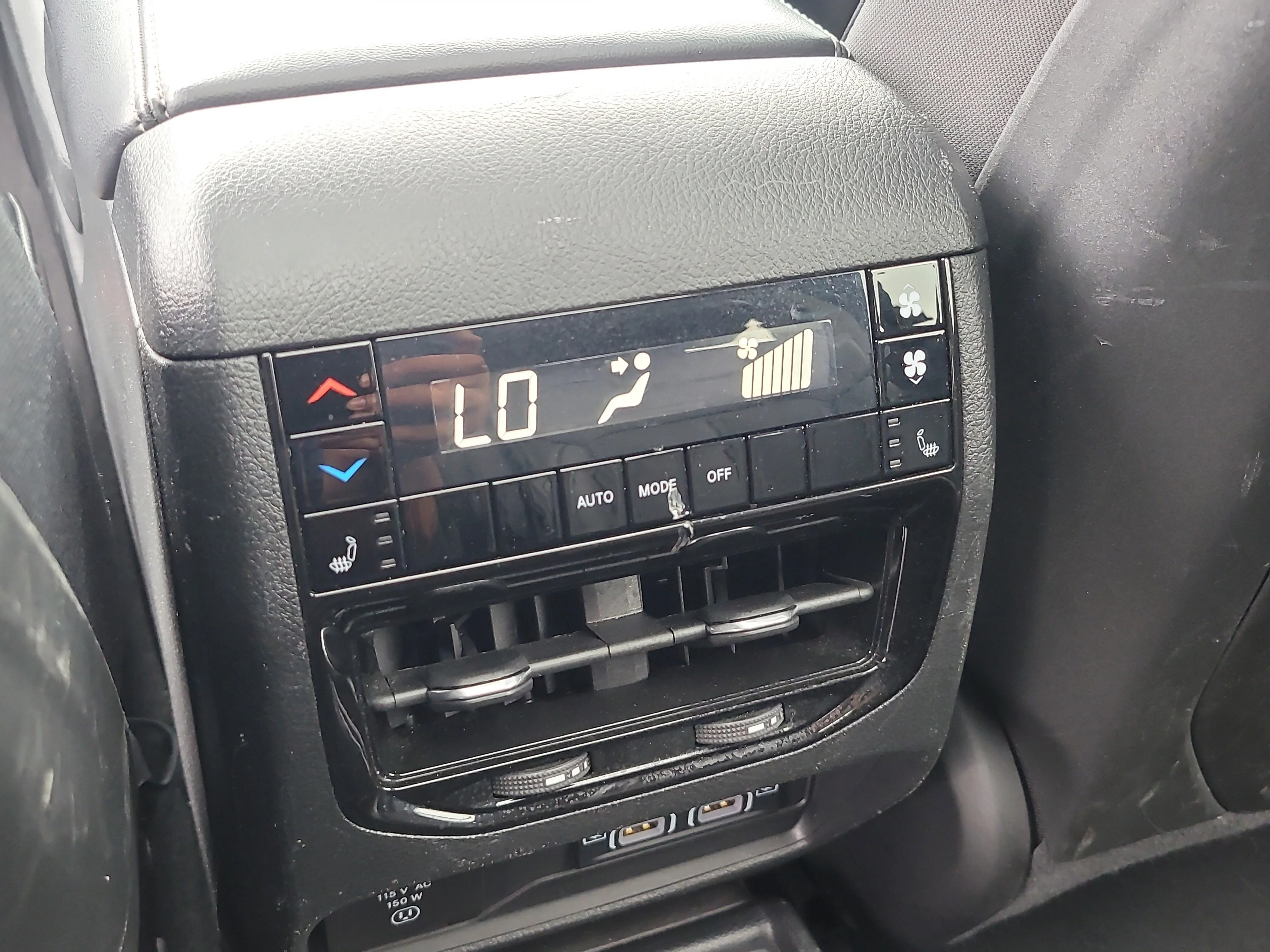 Used 2023 Diamond Black Crystal Pearlcoat Jeep Limited image 14