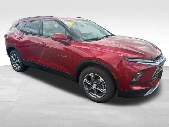 Used 2023 RADIANT RED TINTCOAT Chevrolet LT image 8