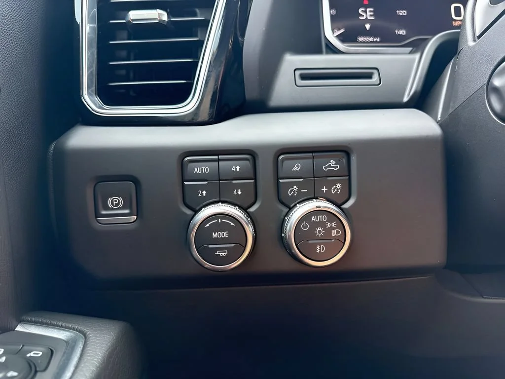 Used 2022 White Frost Tricoat GMC Denali image 27