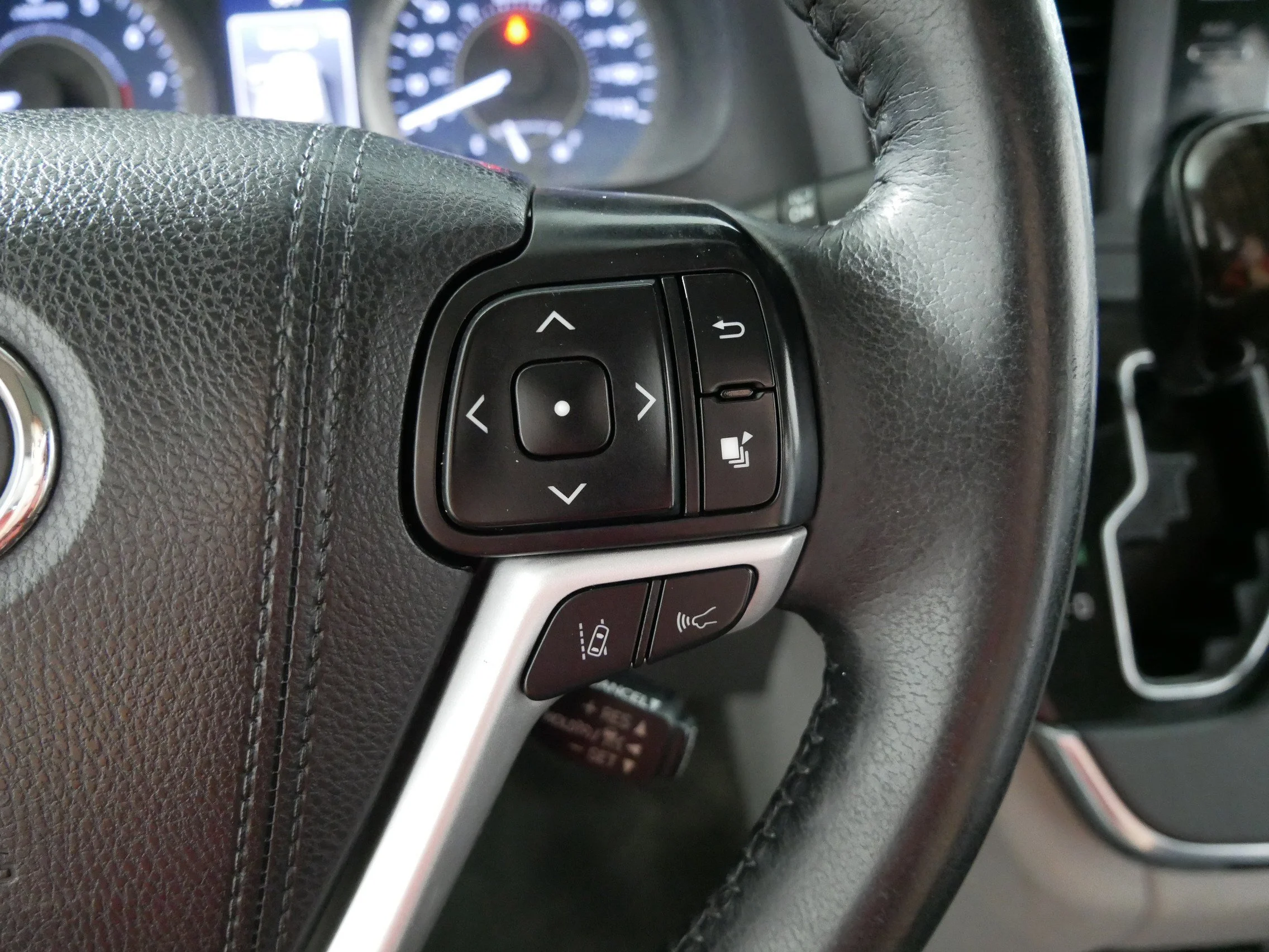 Used 2018 Parisian Night Pearl Toyota XLE image 28