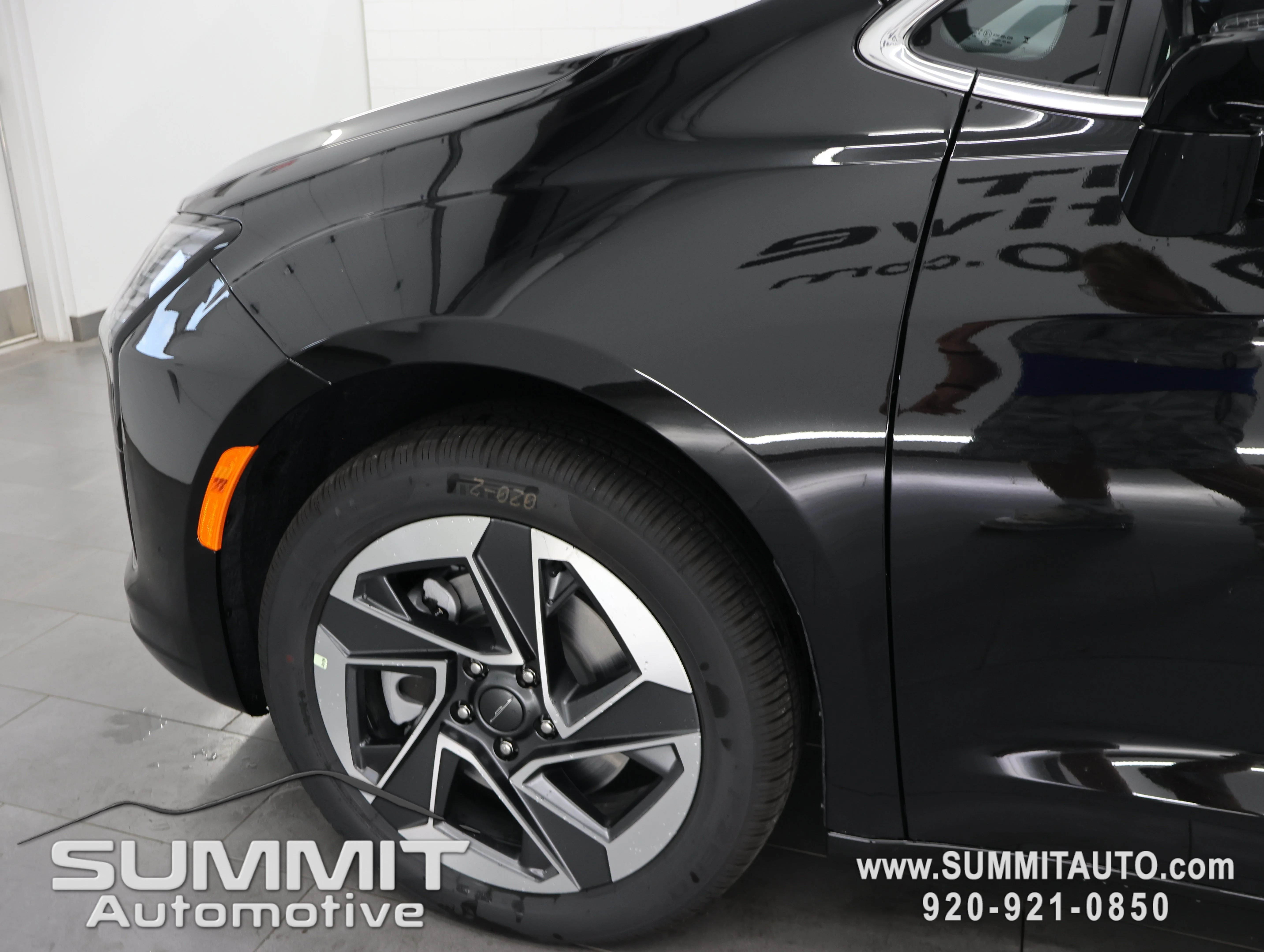 New 2027 Diamond Black Crystal Pearl-Coat Exterior Paint Chrysler Limited image 40