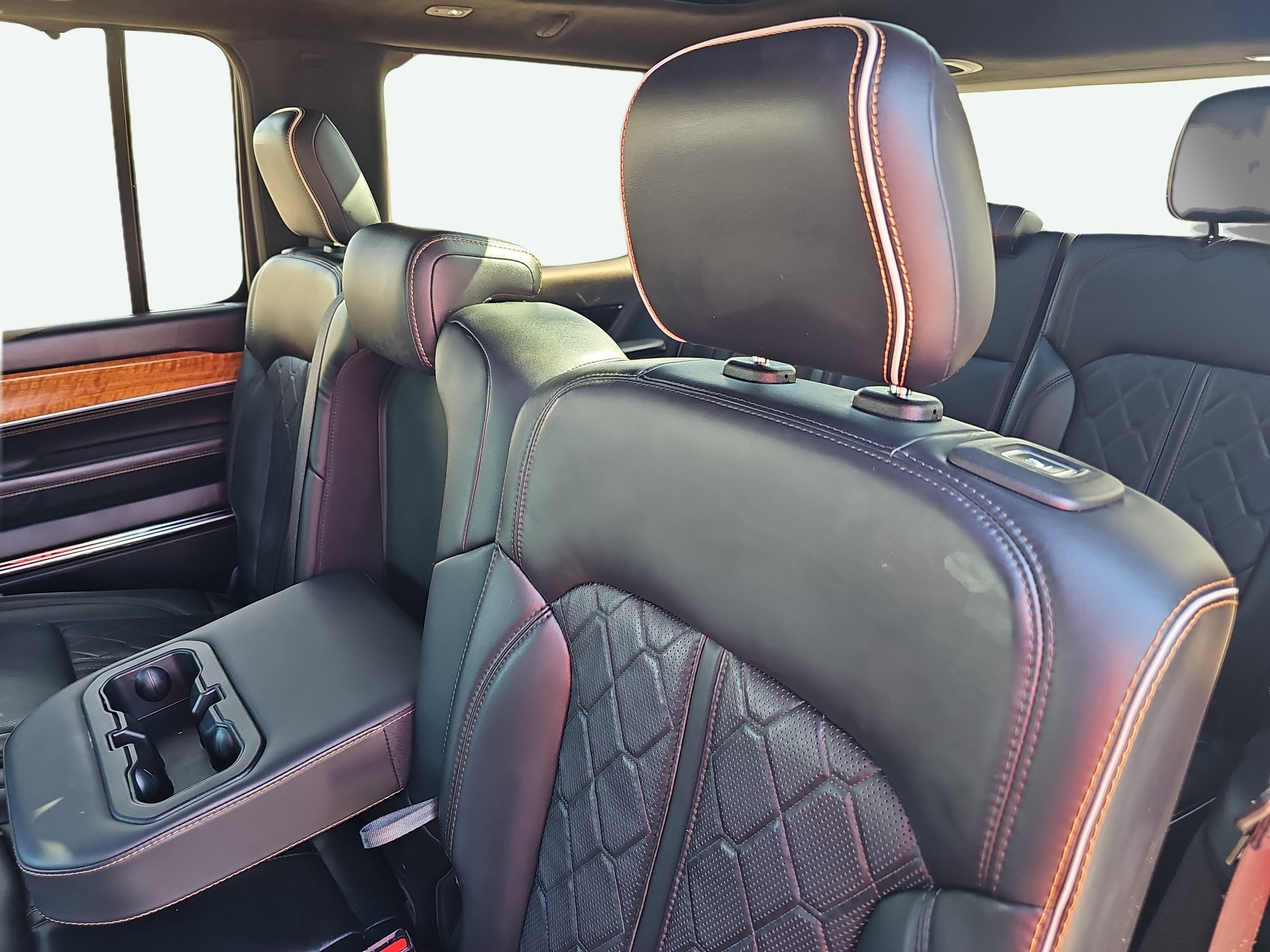 Used 2022 Diamond Black Crystal Pearlcoat Jeep Series III image 32