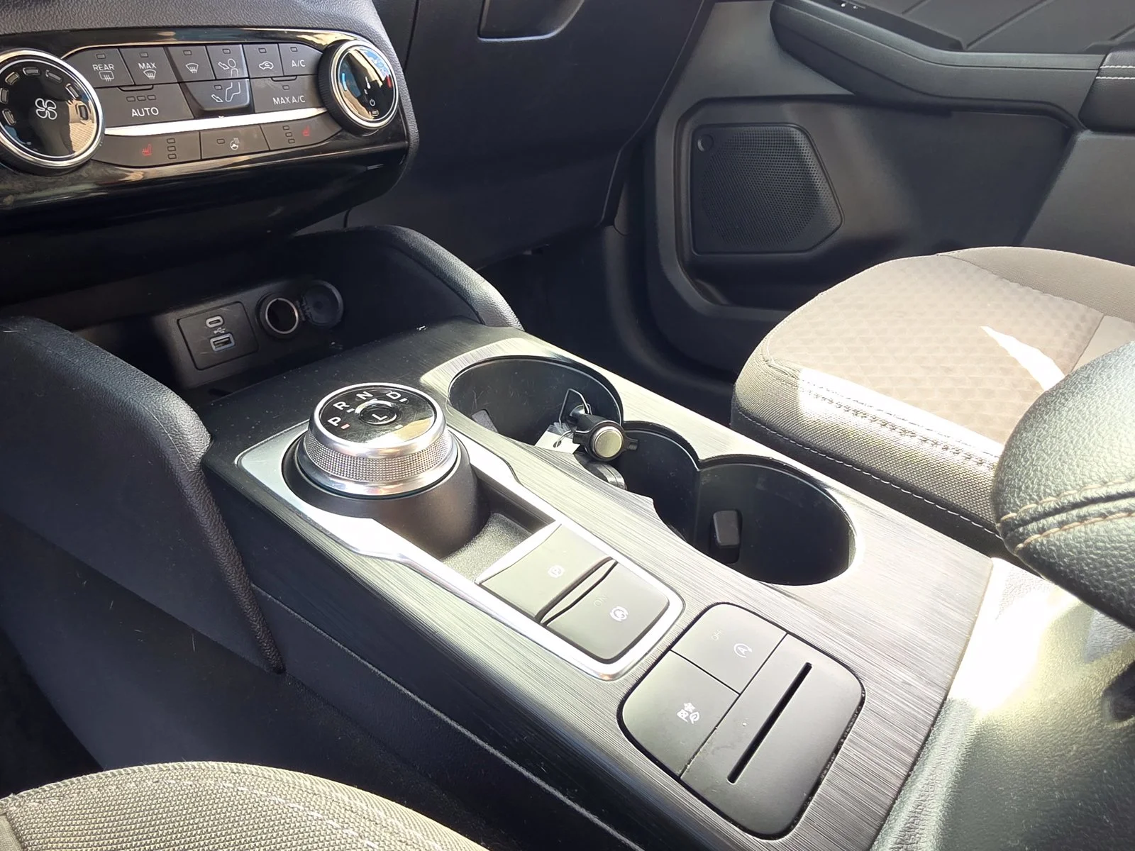 Used 2022 Oxford White Ford SE image 21