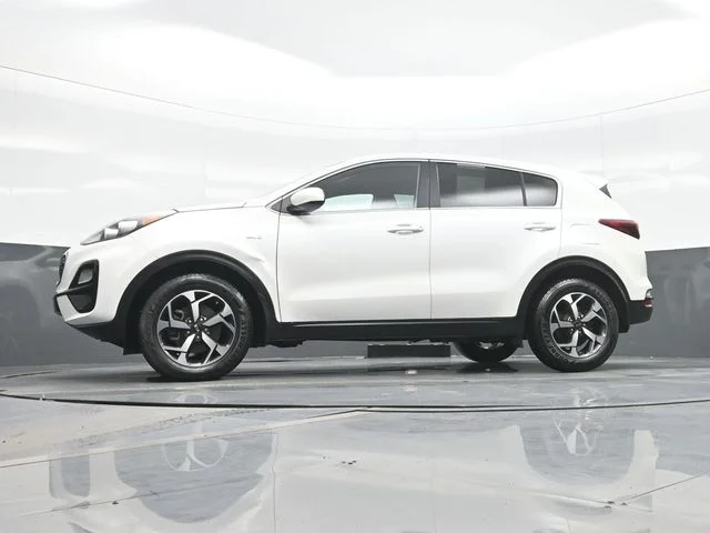Used 2022 White Kia LX image 21