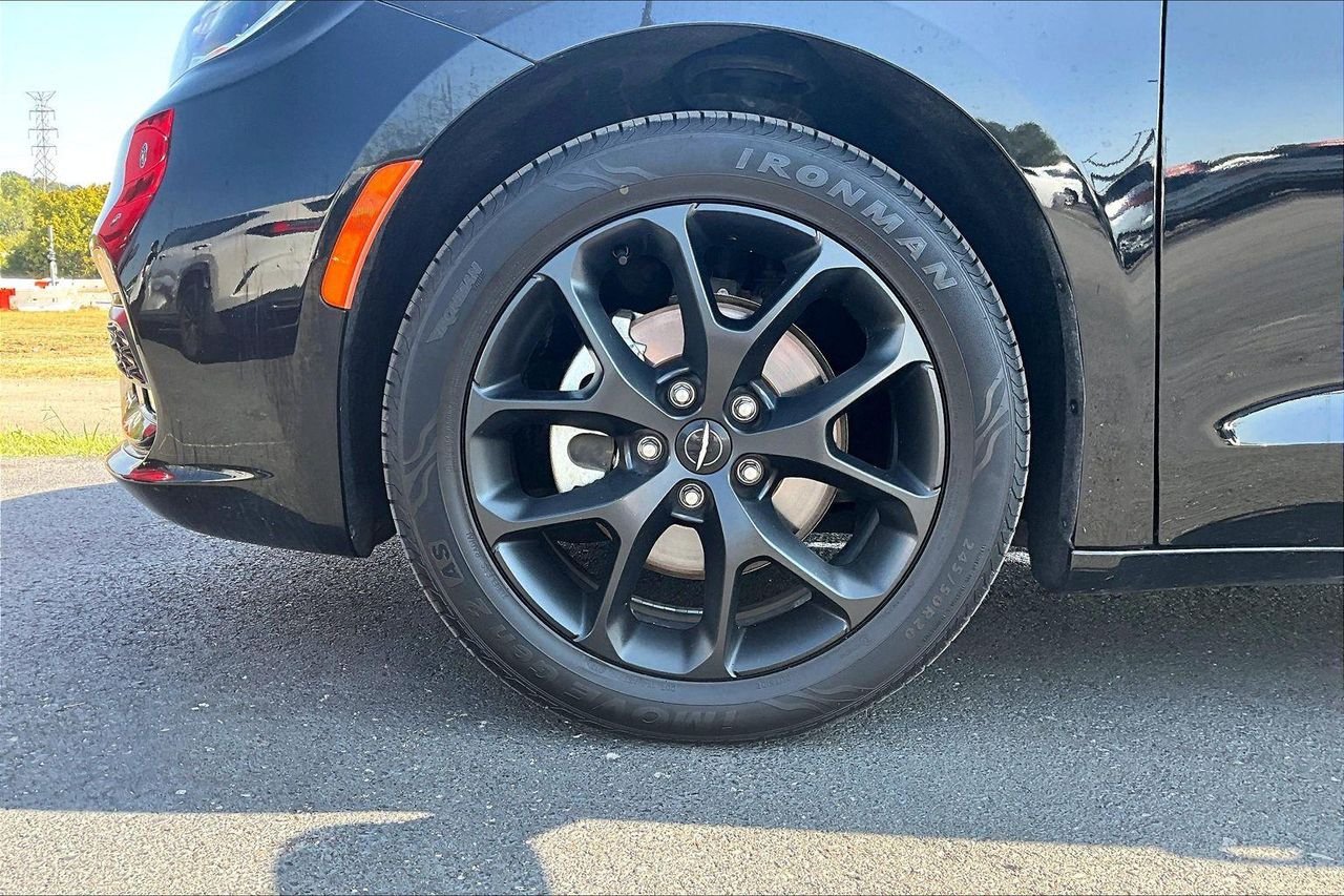Used 2025 Diamond Black Crystal Pearlcoat Chrysler Limited image 2