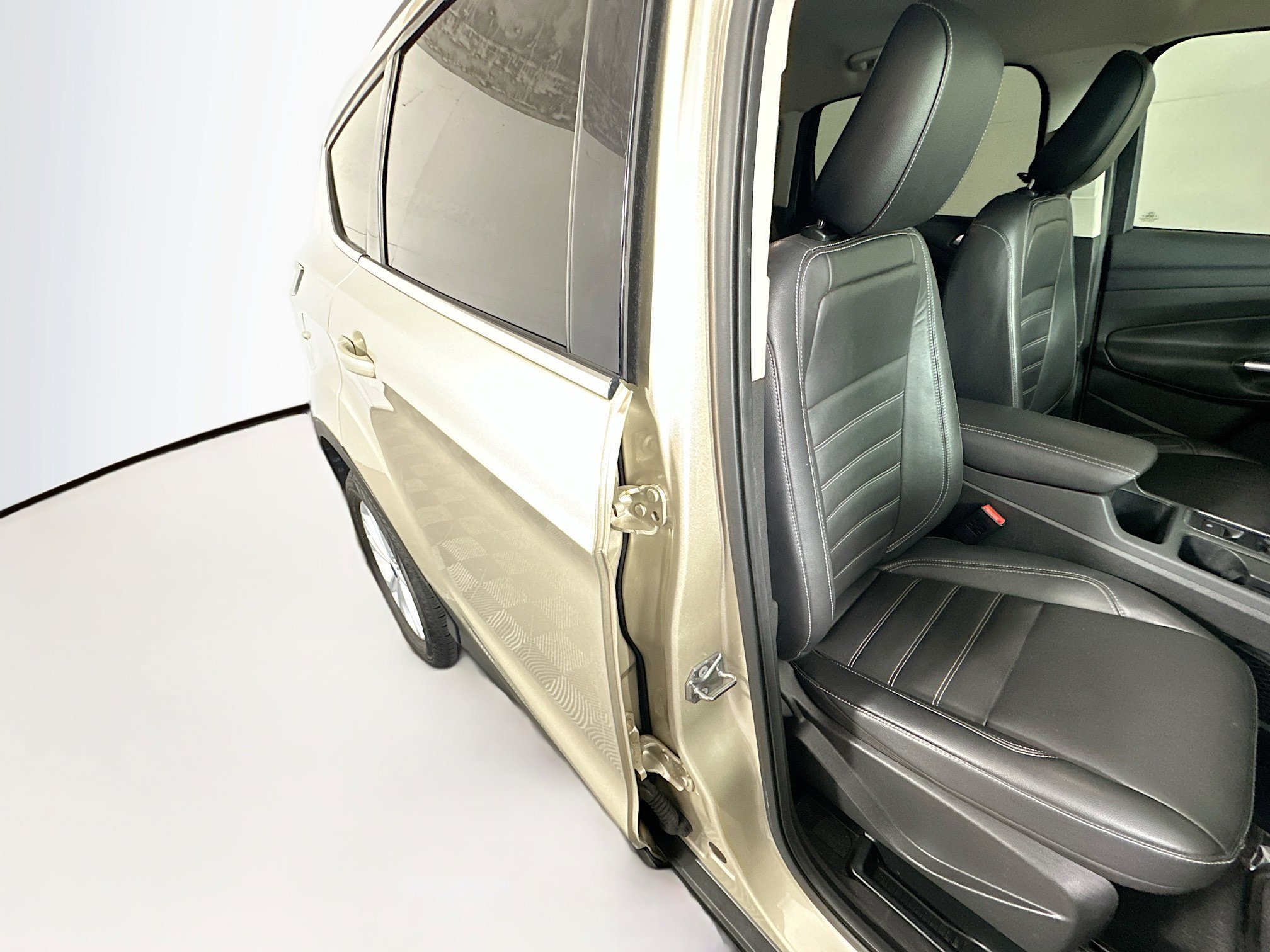 Used 2018 White Gold Metallic Ford SEL image 27
