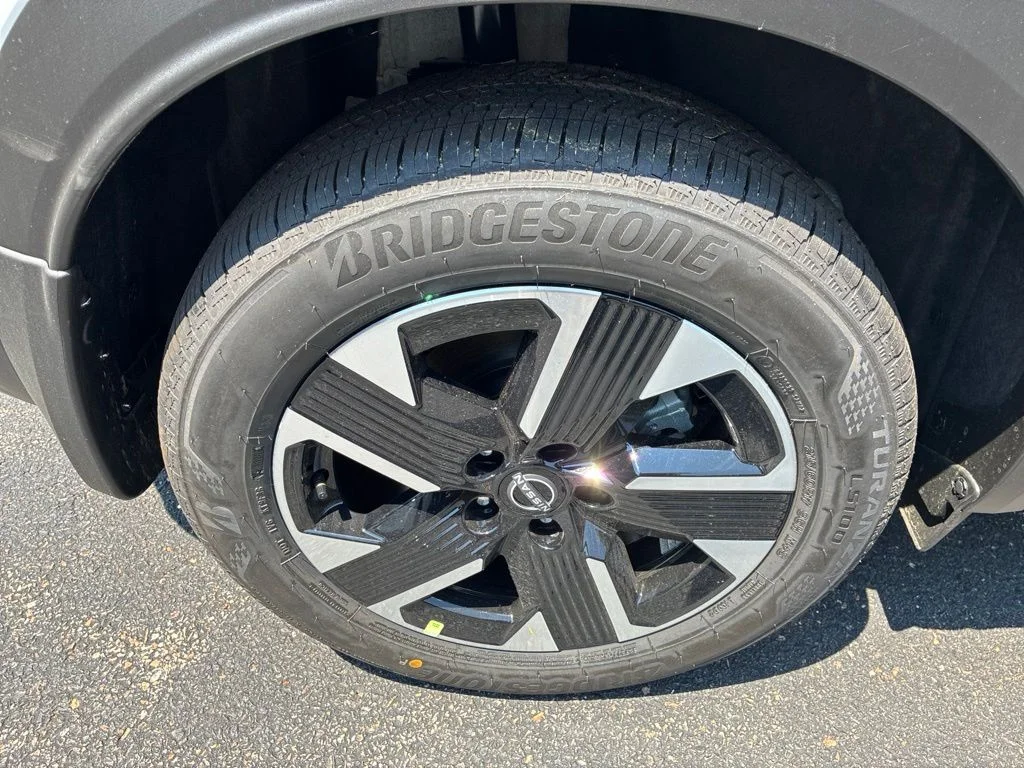 New 2026 Aspen White TriCoat / Super Black Two-tone Nissan SV image 10