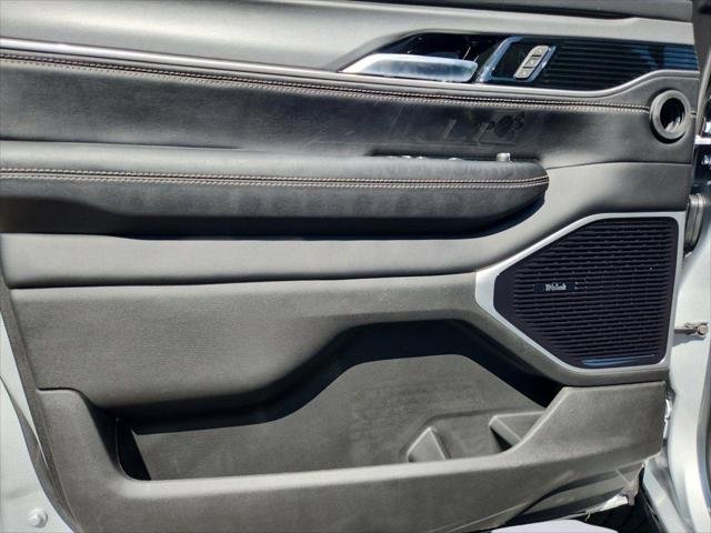 New 2026 Silver-Zynith Exterior Paint Jeep Grand Wagoneer image 19