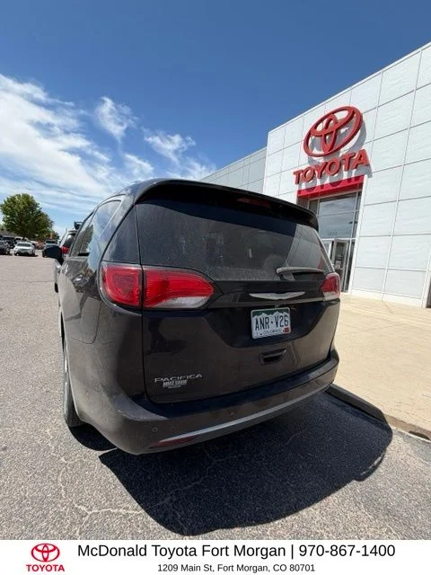 Used 2018 Red Chrysler Touring L image 4