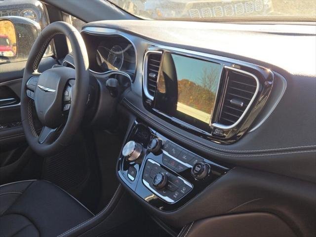 2026 Chrysler Pacifica Limited - Photo 9