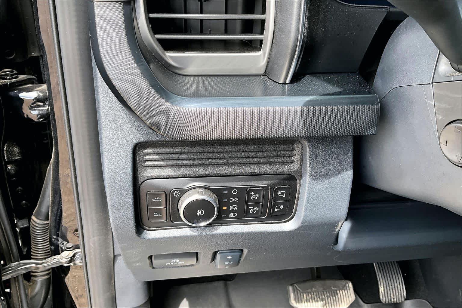Used 2025 Agate Black Metallic Ford Platinum image 30