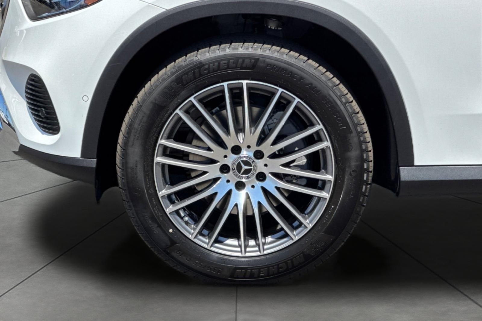 New 2026 Polar White Mercedes-Benz GLC 300 image 3