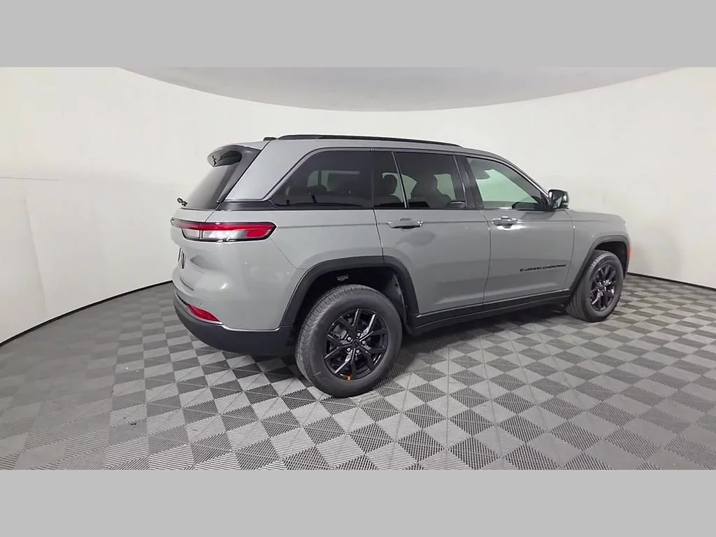 New 2027 Sting-Gray Clearcoat Jeep Laredo Altitude image 24