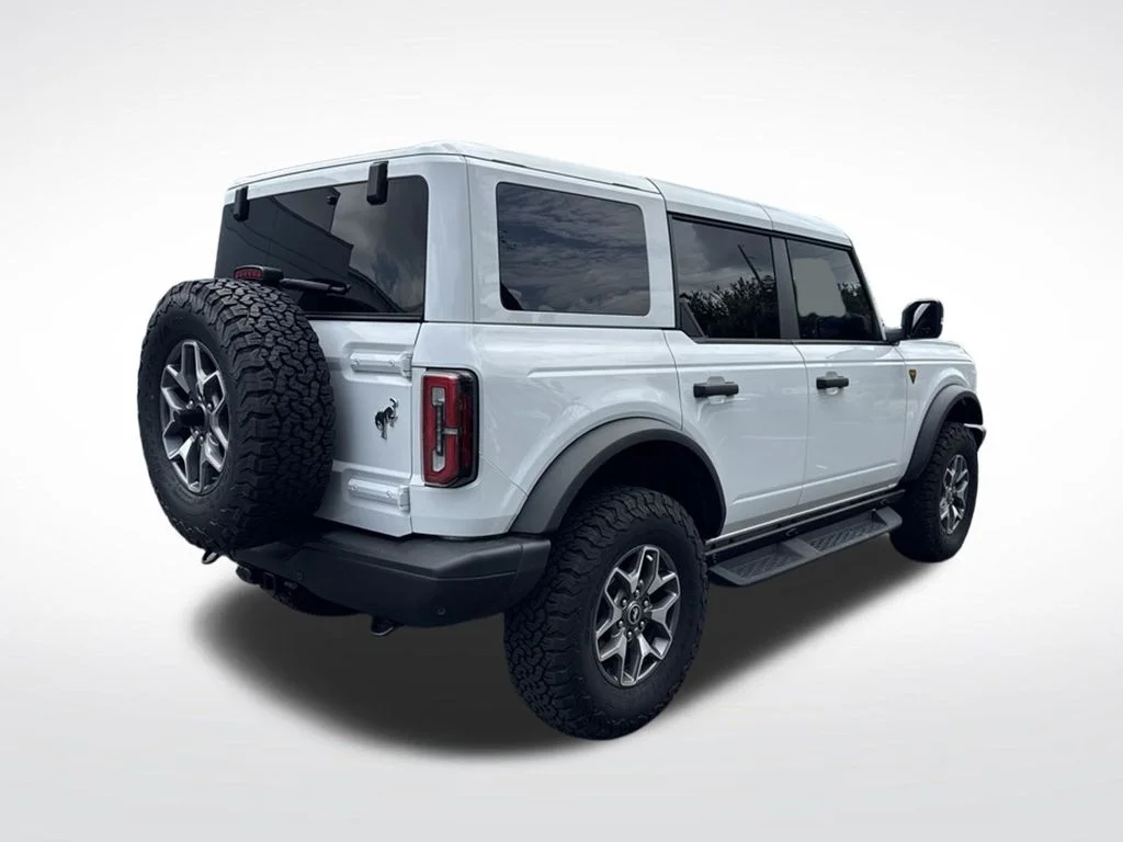 Used 2025 Oxford White Ford Badlands image 5