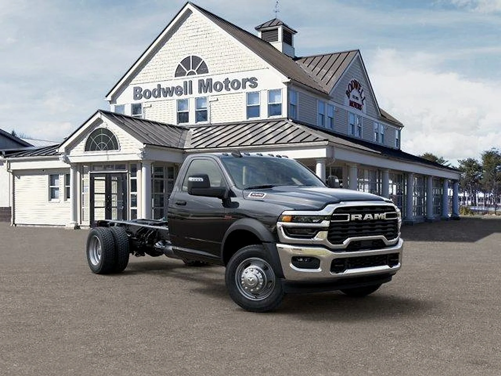 New 2026 Diamond Black Crystal Pearl-Coat Exterior Paint RAM Tradesman 4x4 Reg Cab 84" CA 168.5" WB image 5