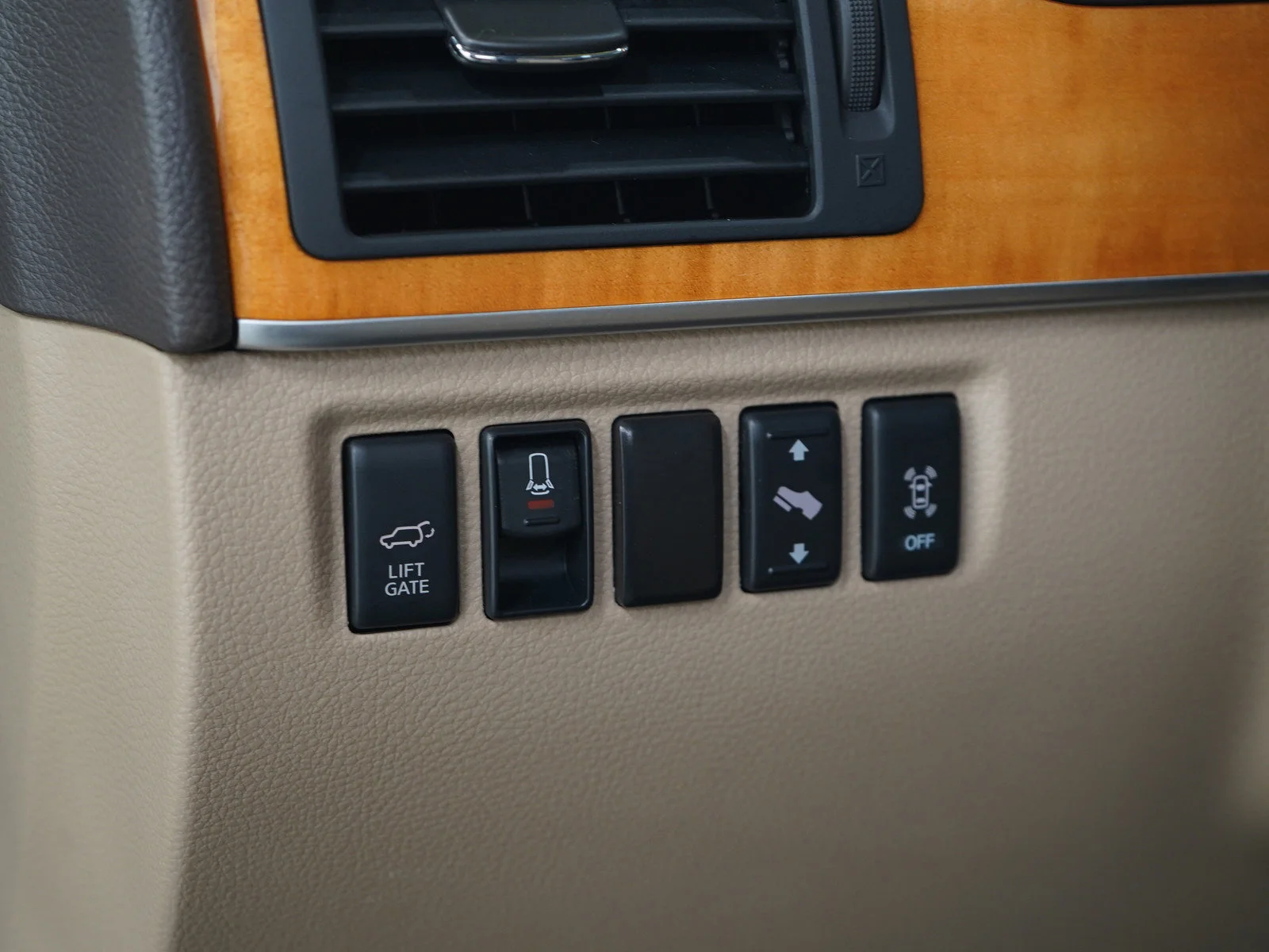 Used 2014 Pearl White Nissan Platinum image 31