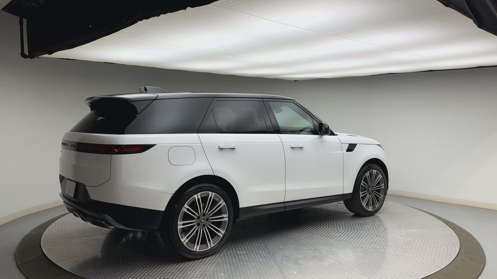 Used 2024 Fuji White Land Rover SE image 2