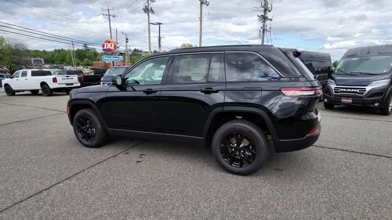 New 2026 Diamond Black Crystal Pearlcoat Jeep Laredo Altitude image 6