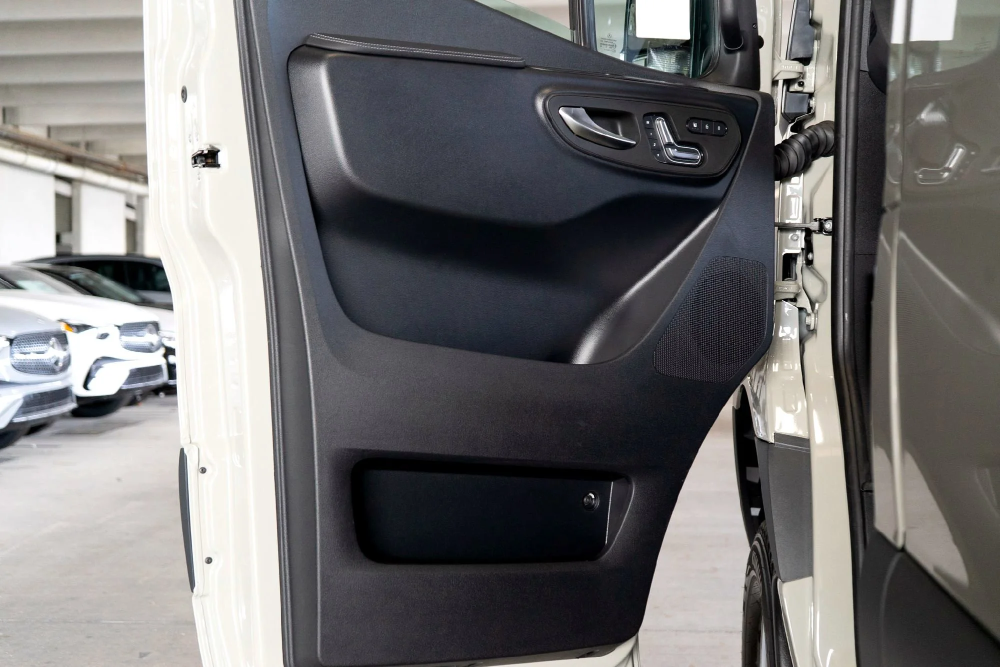 New 2025  Mercedes-Benz Cargo 144 WB image 9