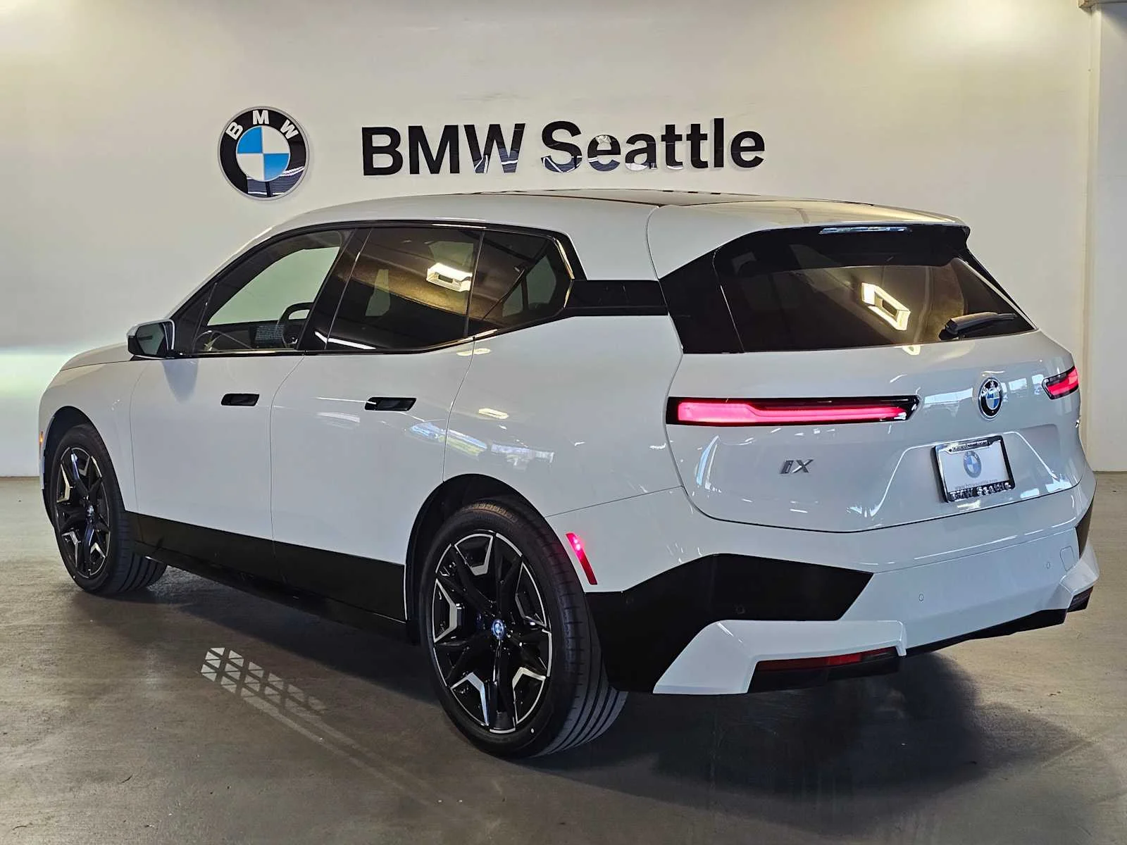 Certified Used 2024 Alpine White BMW xDrive50 image 4