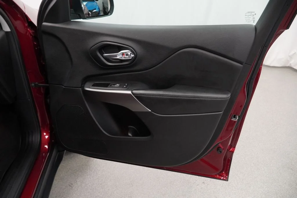 Used 2021 Red Jeep Latitude Lux image 44
