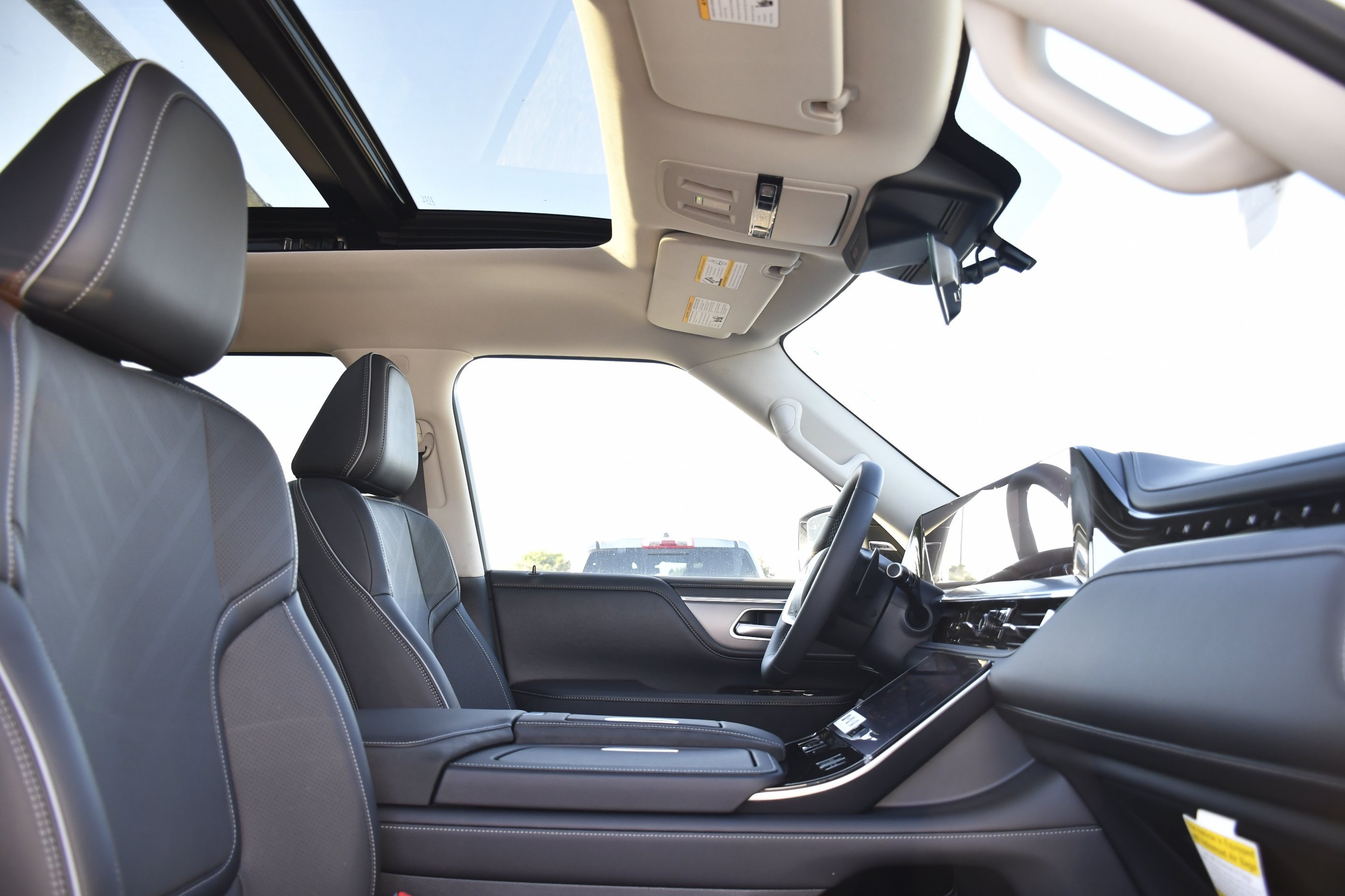 New 2027 RADIANT WHITE INFINITI Luxe 2WD image 30
