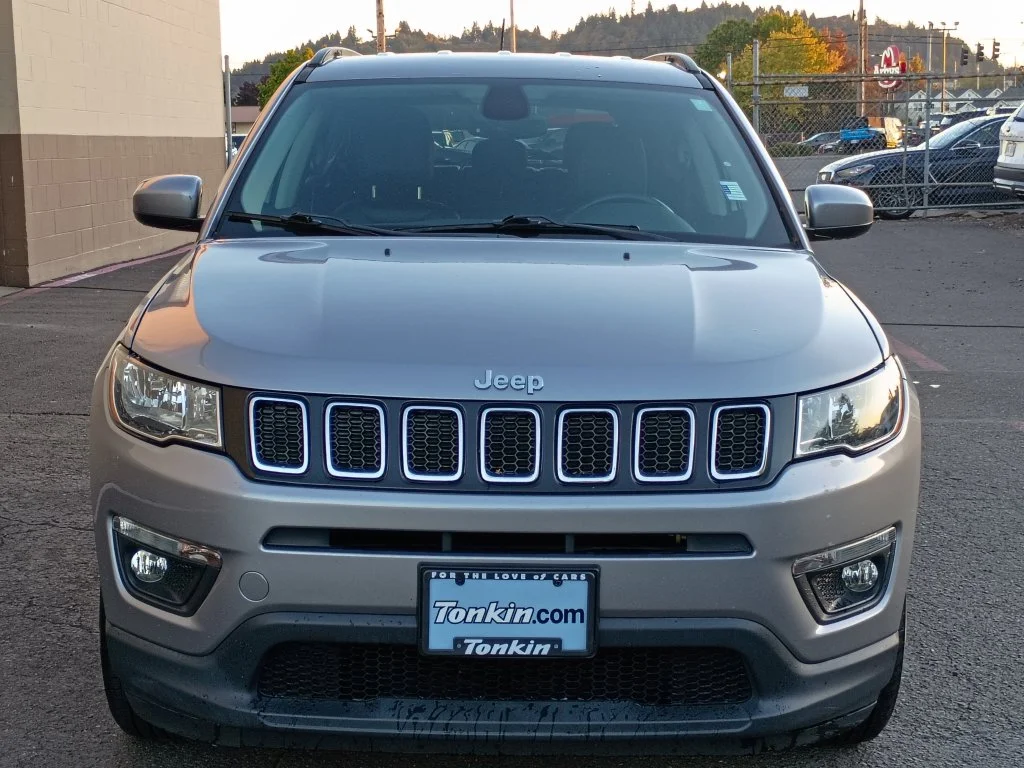 Used 2018 Billet Silver Metallic Clearcoat Jeep Latitude image 13