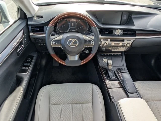 2017 Lexus ES 350 - Photo 8