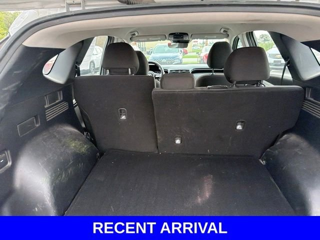 Used 2022 Silver Hyundai SE image 28
