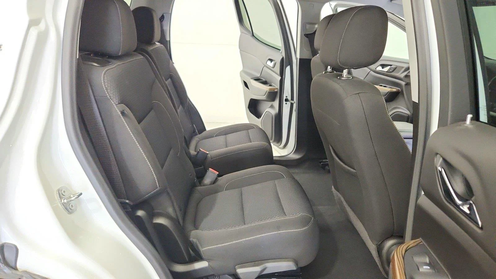 Used 2022 Summit White GMC SLE image 30