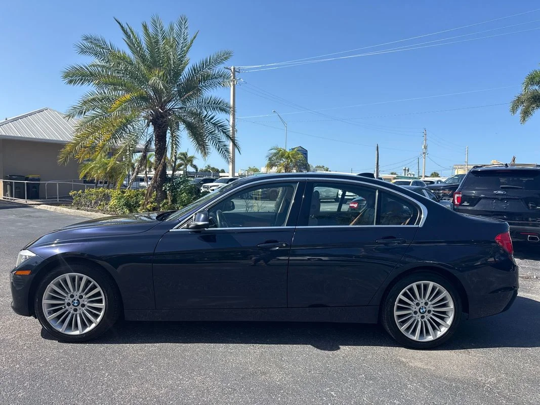 Used 2013  BMW xDrive image 2
