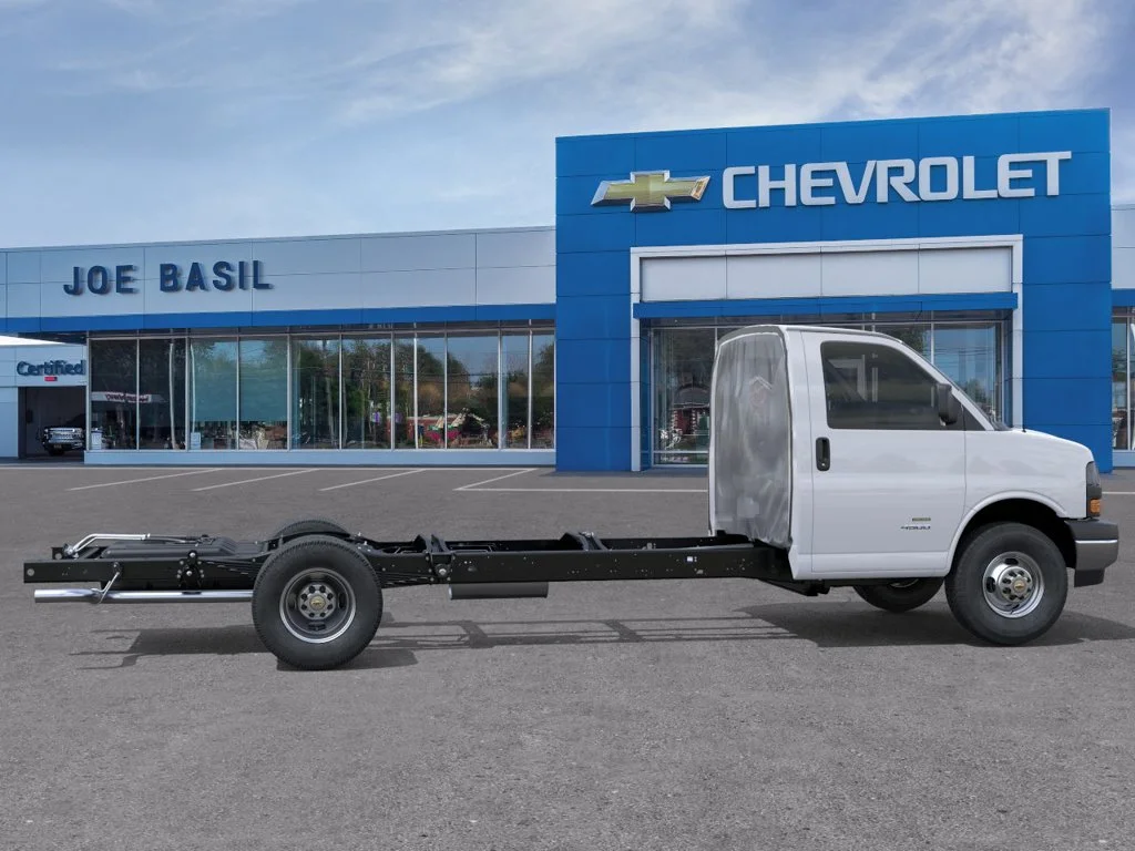 New 2026 Summit White Chevrolet 1WT image 5