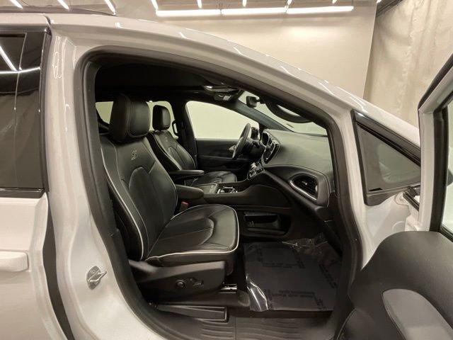Used 2025 White Chrysler Limited image 23