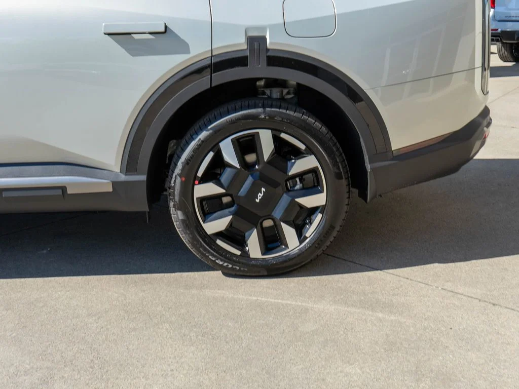 New 2027 Ivory Silver Kia S image 33