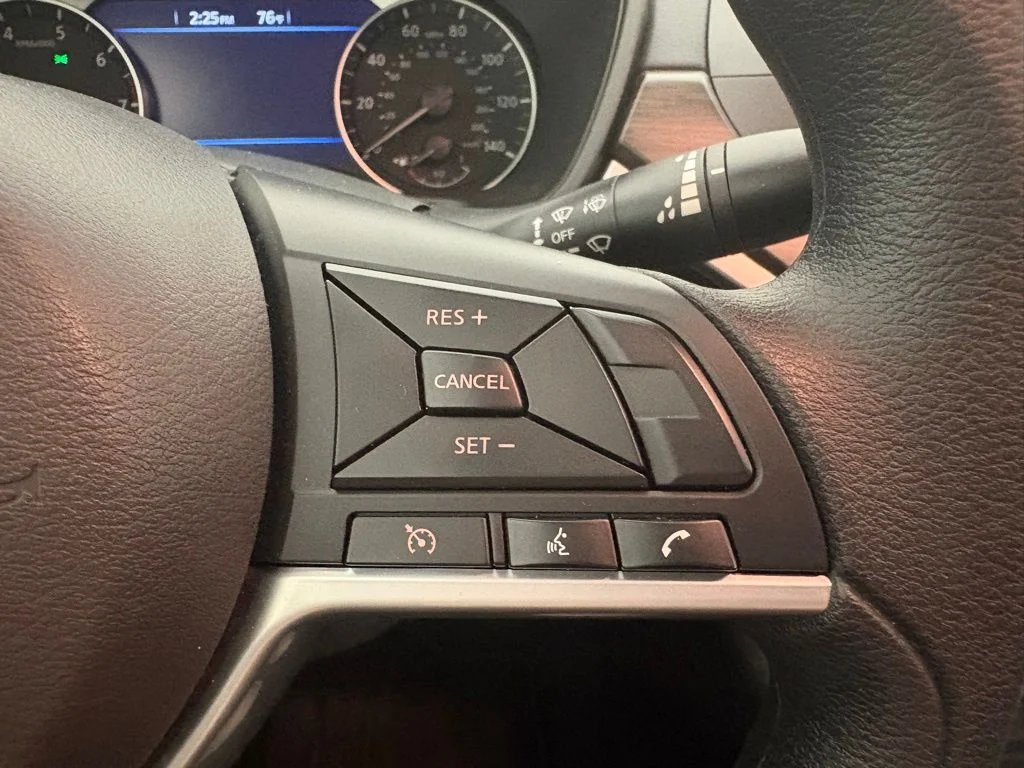 Used 2025 Silver Nissan 2.5 SV image 4