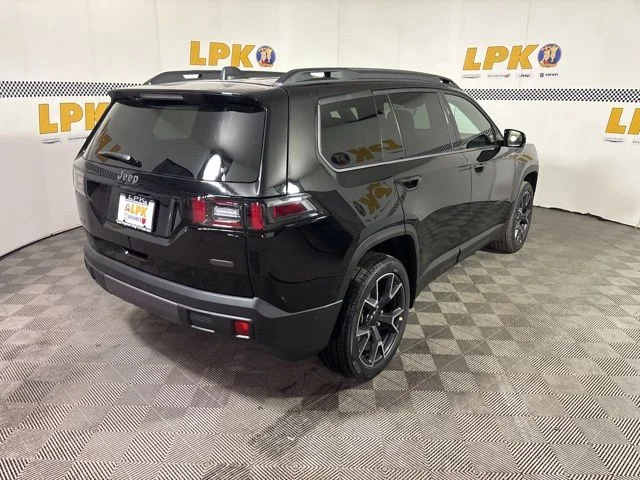 New 2026 Diamond Black Crystal Pearl-Coat Exterior Paint Jeep Overland image 3